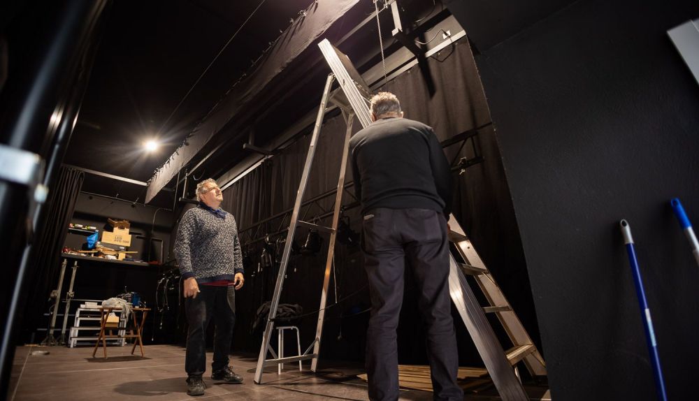 Juanma Benito, de La Gotera, supervisa algunos de los trabajos en el interior del teatro. 