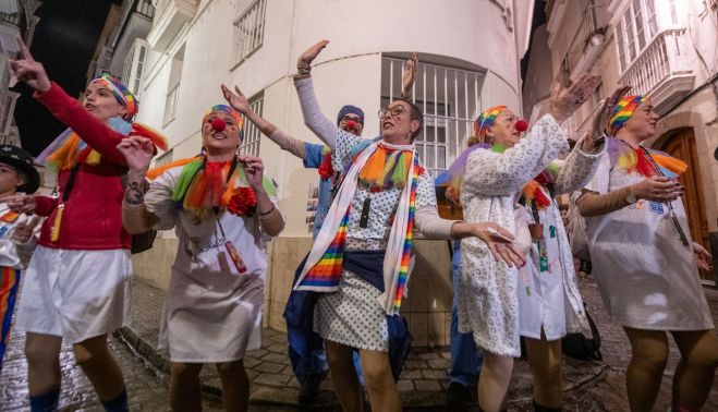 Una de las actuaciones callejeras de esta chirigota. 