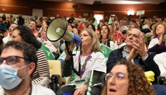 Una sanitaria con un megáfono en la asamblea del Virgen del Rocío.