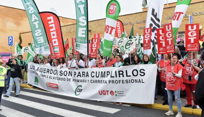 Protesta en las puertas del Virgen del Rocío.