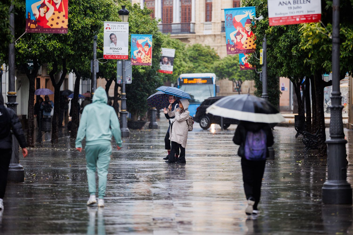 El fin de semana va a estar pasado por agua en Andalucía, con aviso naranja este sábado en las provincias de Cádiz, Huelva y Málaga. El fin de semana va a estar pasado por agua en Andalucía, con aviso naranja este sábado en las provincias de Cádiz, Huelva y Málaga.