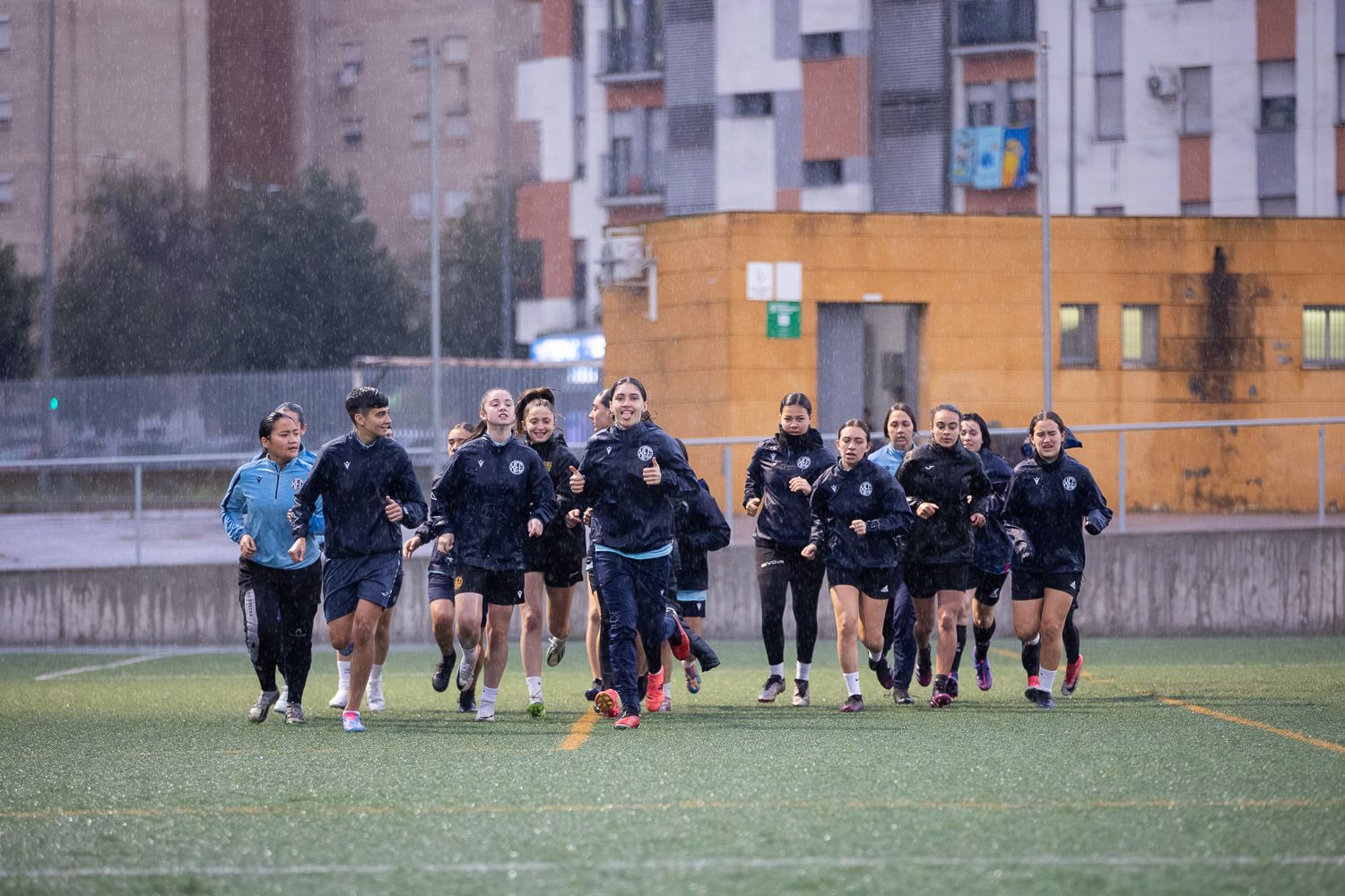 Un grupo de jugadoras del Xerez Féminas F.C. entrenando en el Campo de fútbol de San Telmo en Jerez.