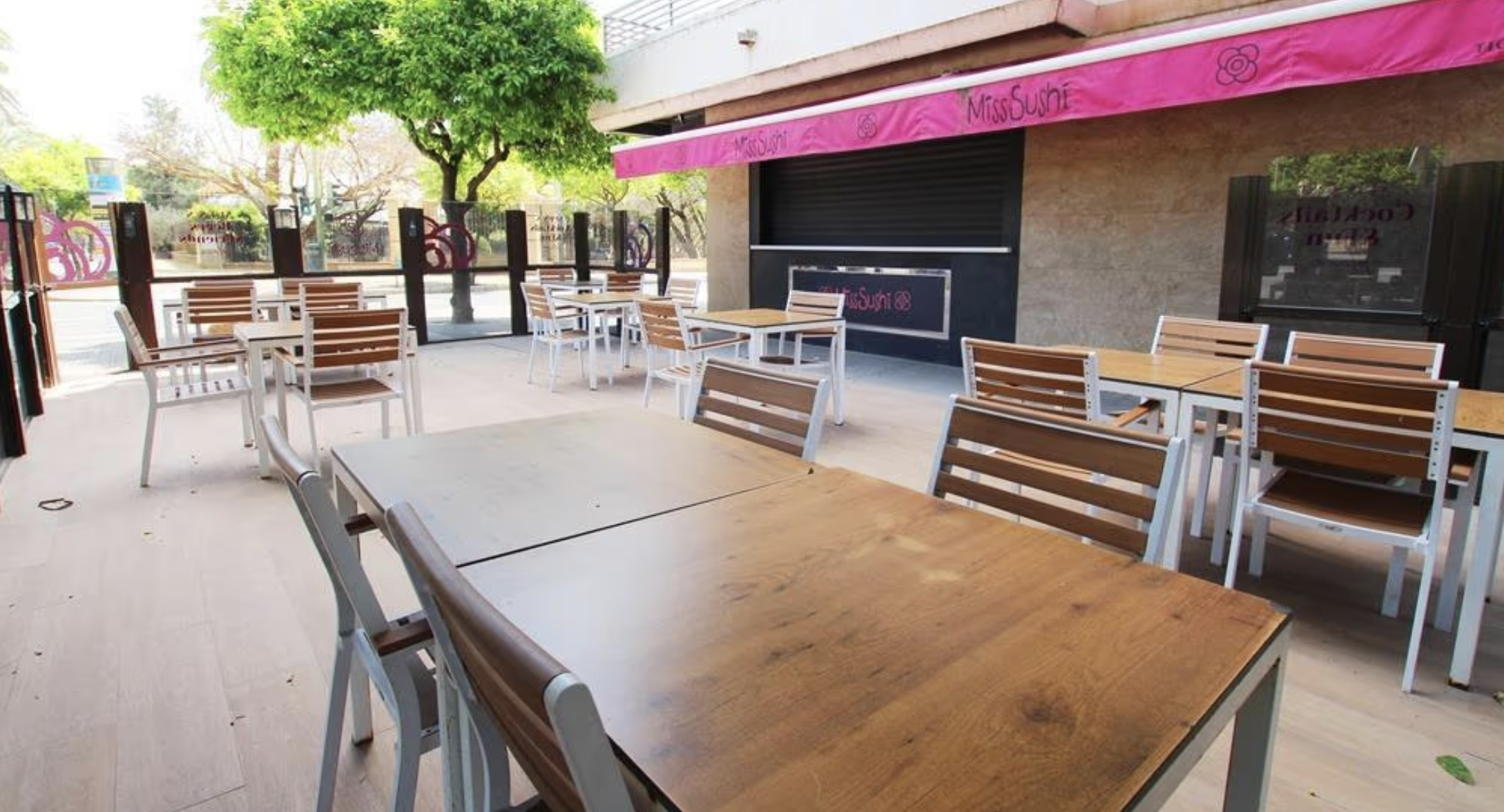 Imagen de la terraza en La Rosaleda de Miss Sushi. 