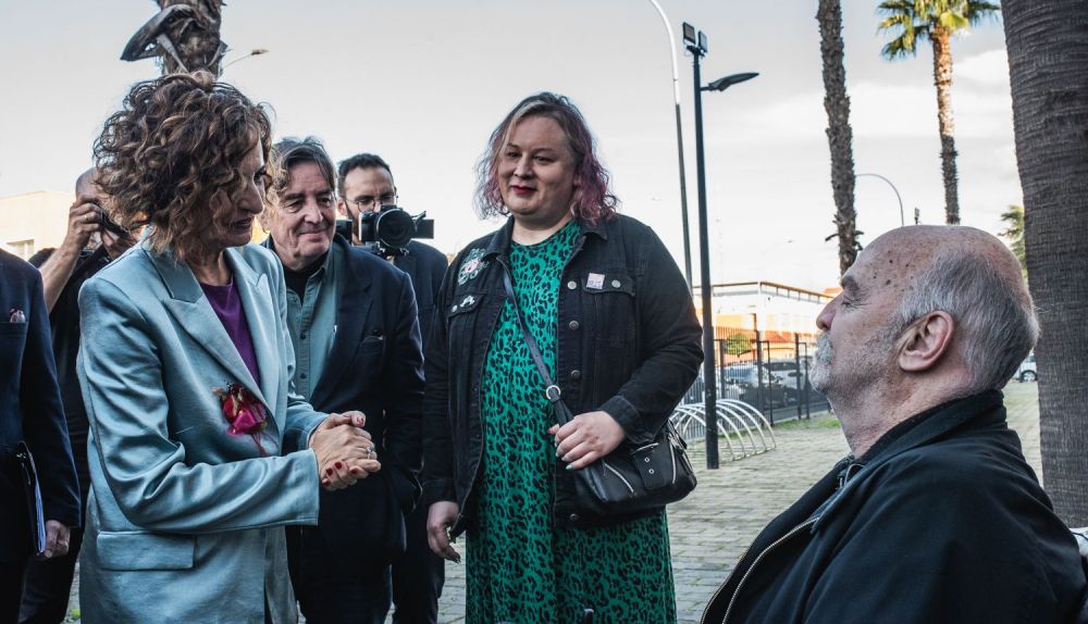 María Jesús Montero, con los premiados y Luis García Montero.