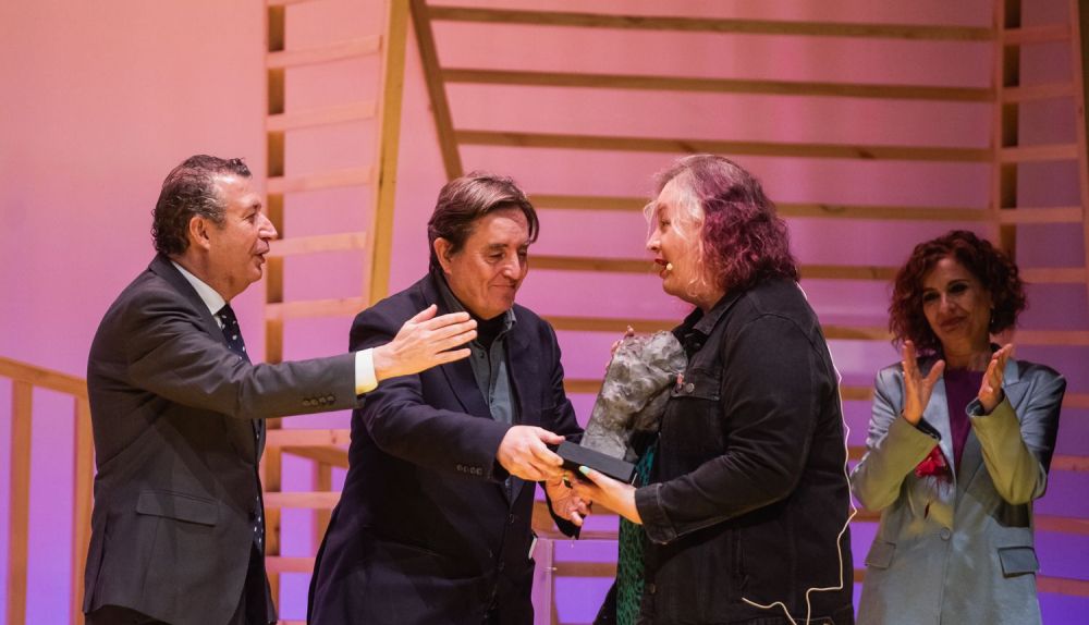 Alana S. Portero recibe el premio Almudena Grandes.