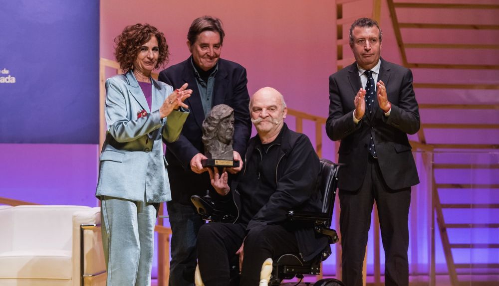 Caparrós recoge de manos de Luis García Montero el premio Almudena Grandes.