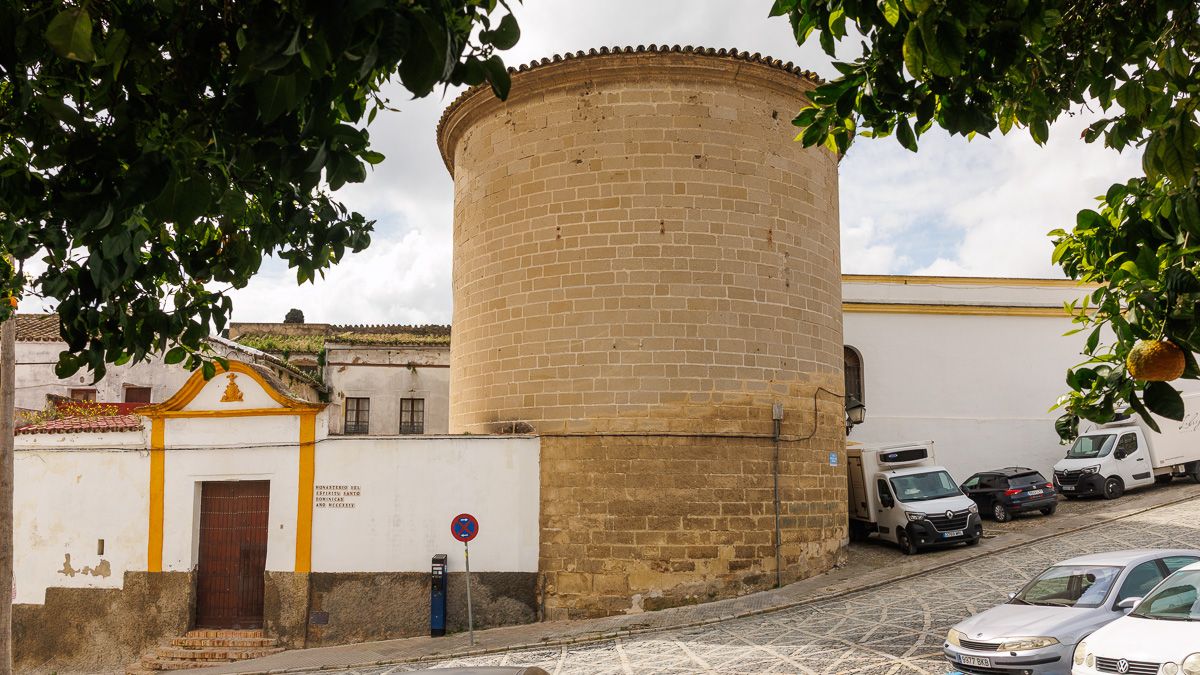 Fachada del convento del Espíritu Santo y el exterior del ábside de la Iglesia.