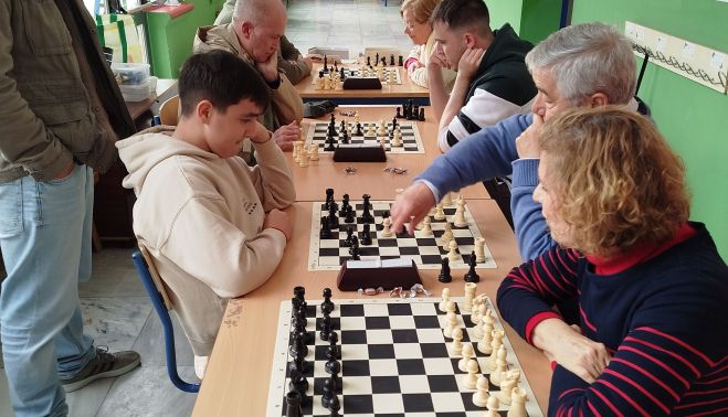 Jugadores practicando el juego libre en el colegio Isabel La Católica.