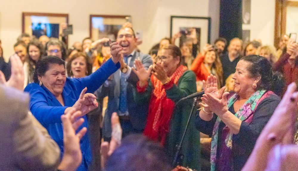 Tía Yoya se arranca al cante de Victoria. Al fondo, en primera fila, Manuela de la Majuma, mujeres de la peña Tío José, homenajeadas este pasado 8M en la Buena Gente.