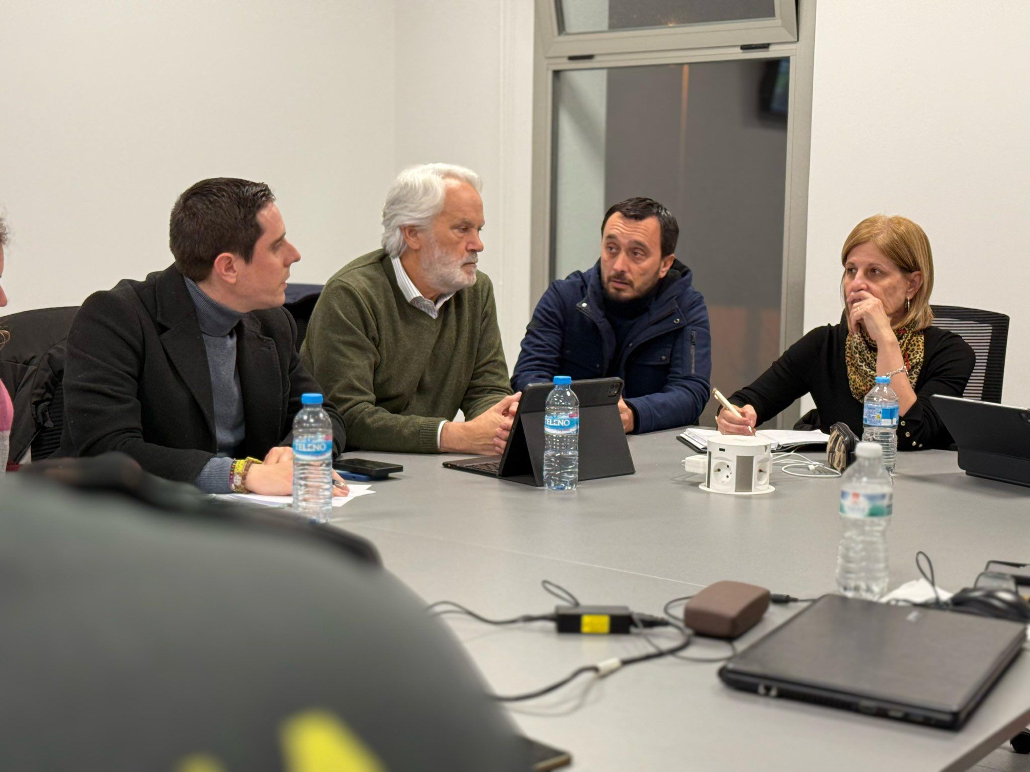 Reunión de miembros del gobierno municipal, con la alcaldesa al frente, anoche en el Cecop, donde se activó el nivel amarillo en el Guadalete.
