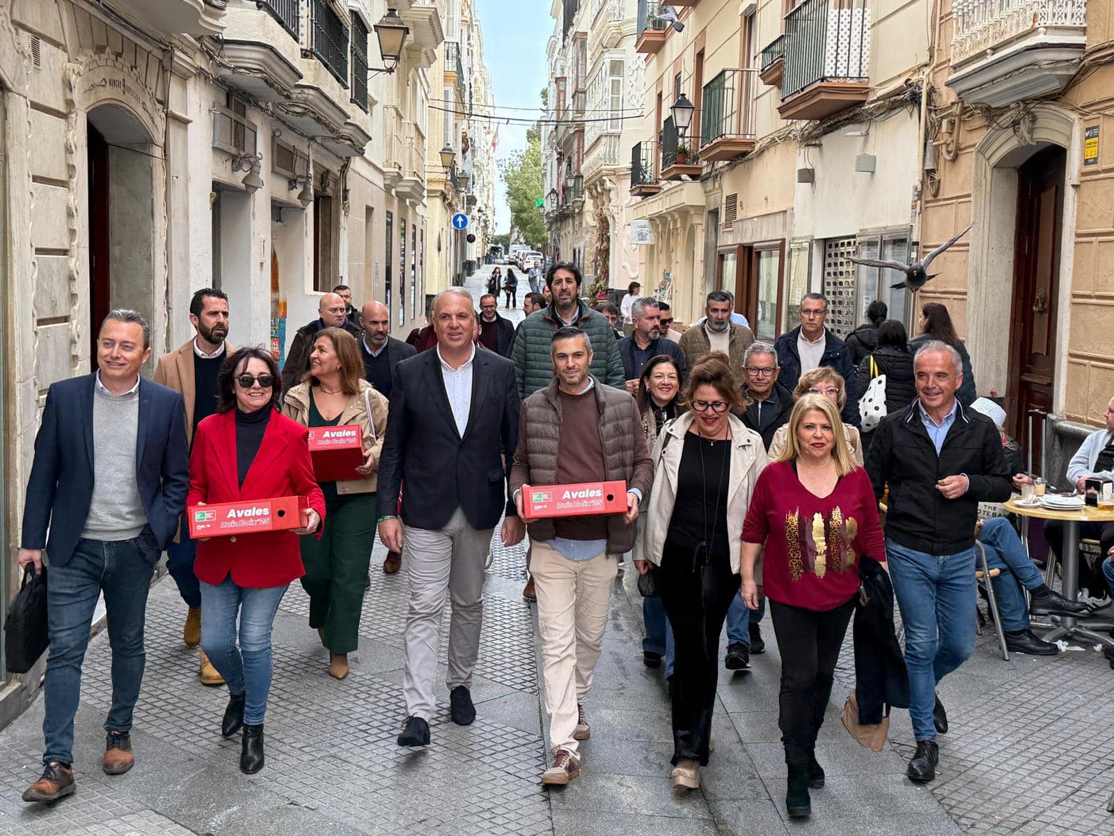 Juan Carlos Ruiz Boix, rodeado de cargos del partido en Cádiz, la pasada semana mostrando sus avales.