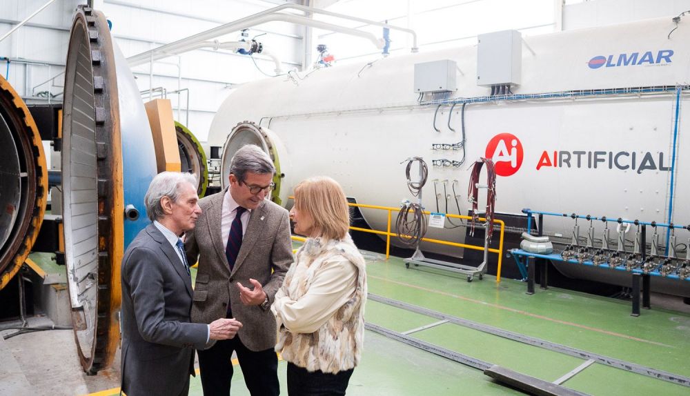 Un momento de la visita de la alcaldesa y el consejero a Airtificial, con sede en Jerez.