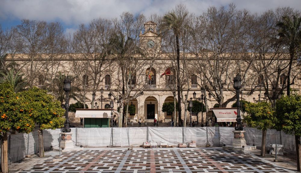 El corte de la Plaza Nueva, frente al Ayuntamiento.