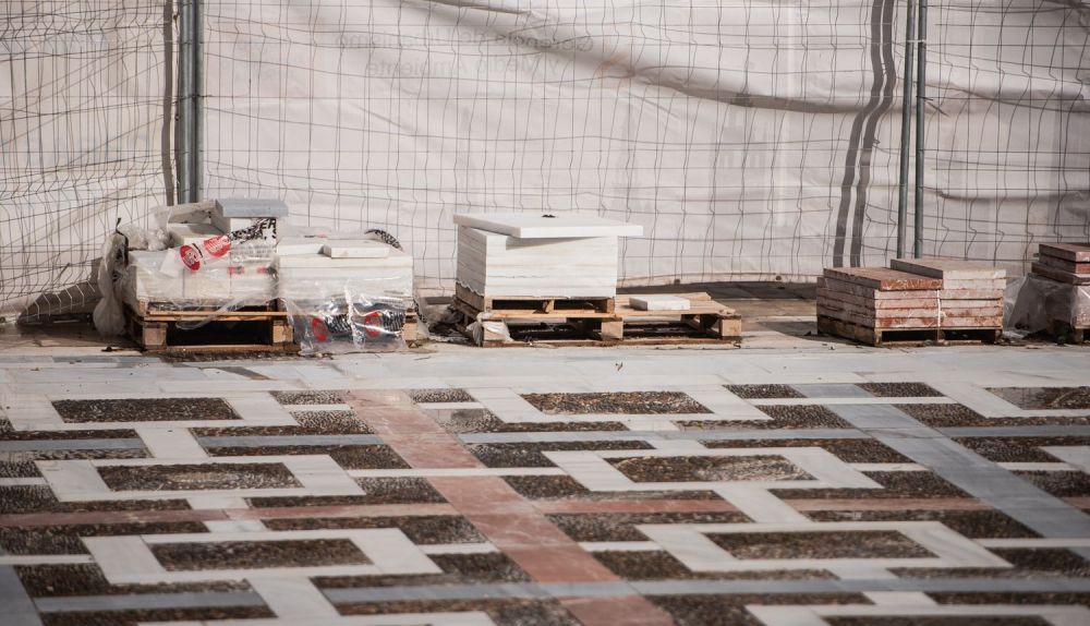 Materiales aún por colocar en Plaza Nueva.