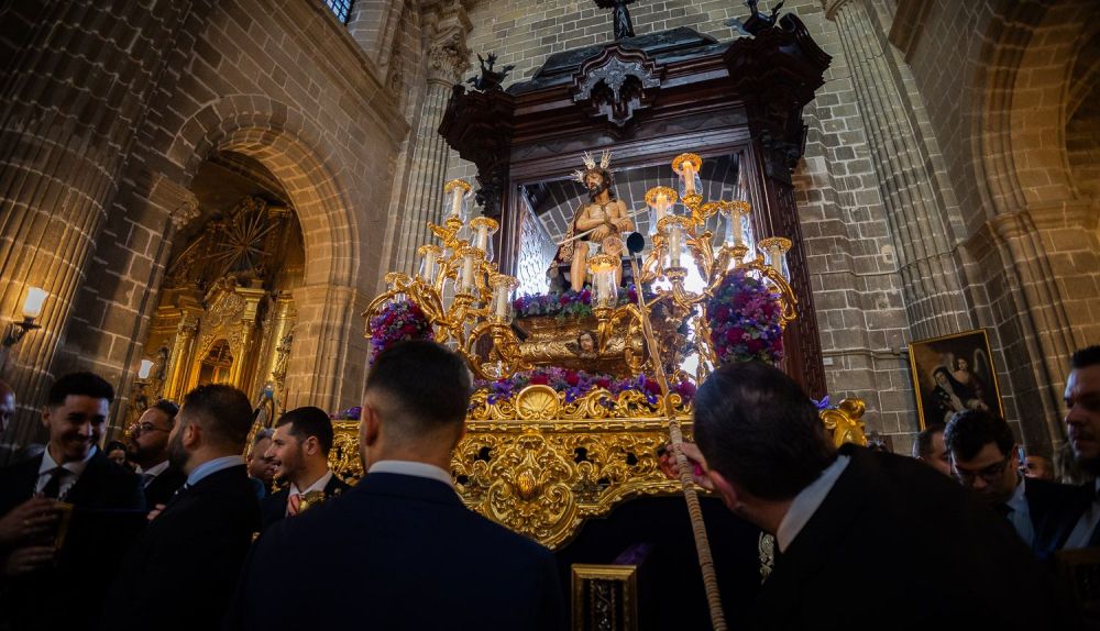 El paso entrando en la Catedral sobre las seis y media de la tarde.