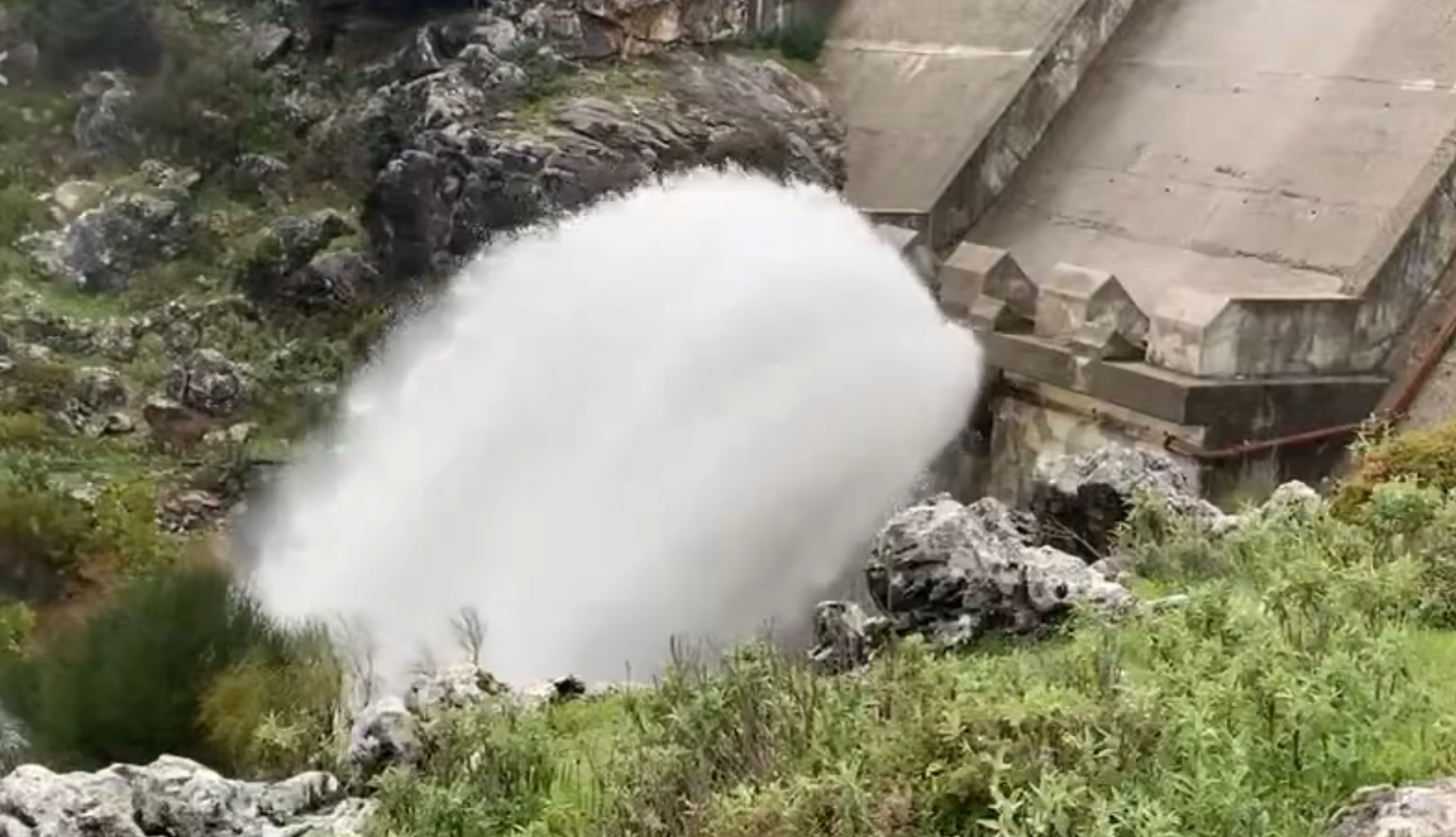 La presa de Grazalema alivia agua.
