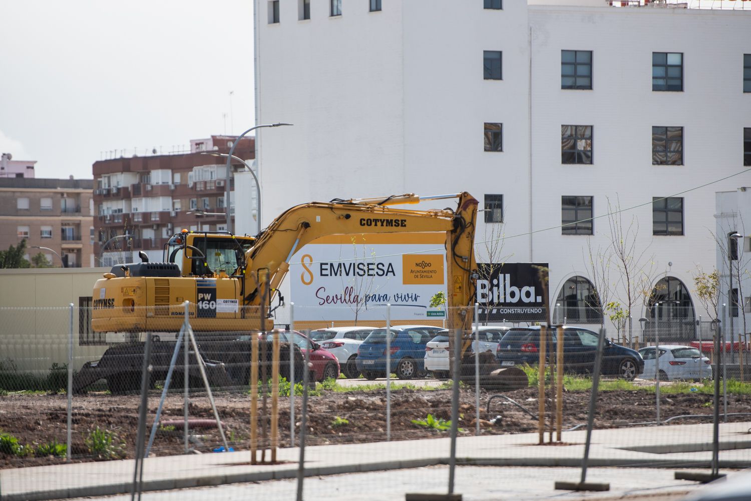 Una grúa trabajando en los terrenos de la Cruz del Campo, donde se van a construir VPO.