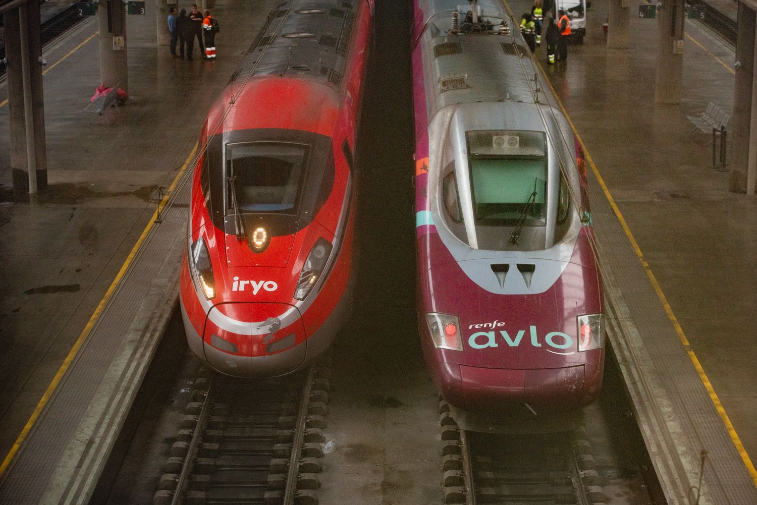 Dos trenes Iryo y Avlo.