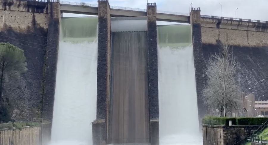 El pantano de Los Hurones, desembalsando tras las últimas lluvias.