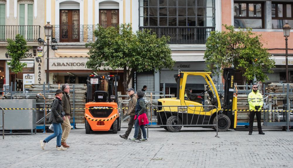 Las máquinas que han apilado los palés, con presencia de seguridad.