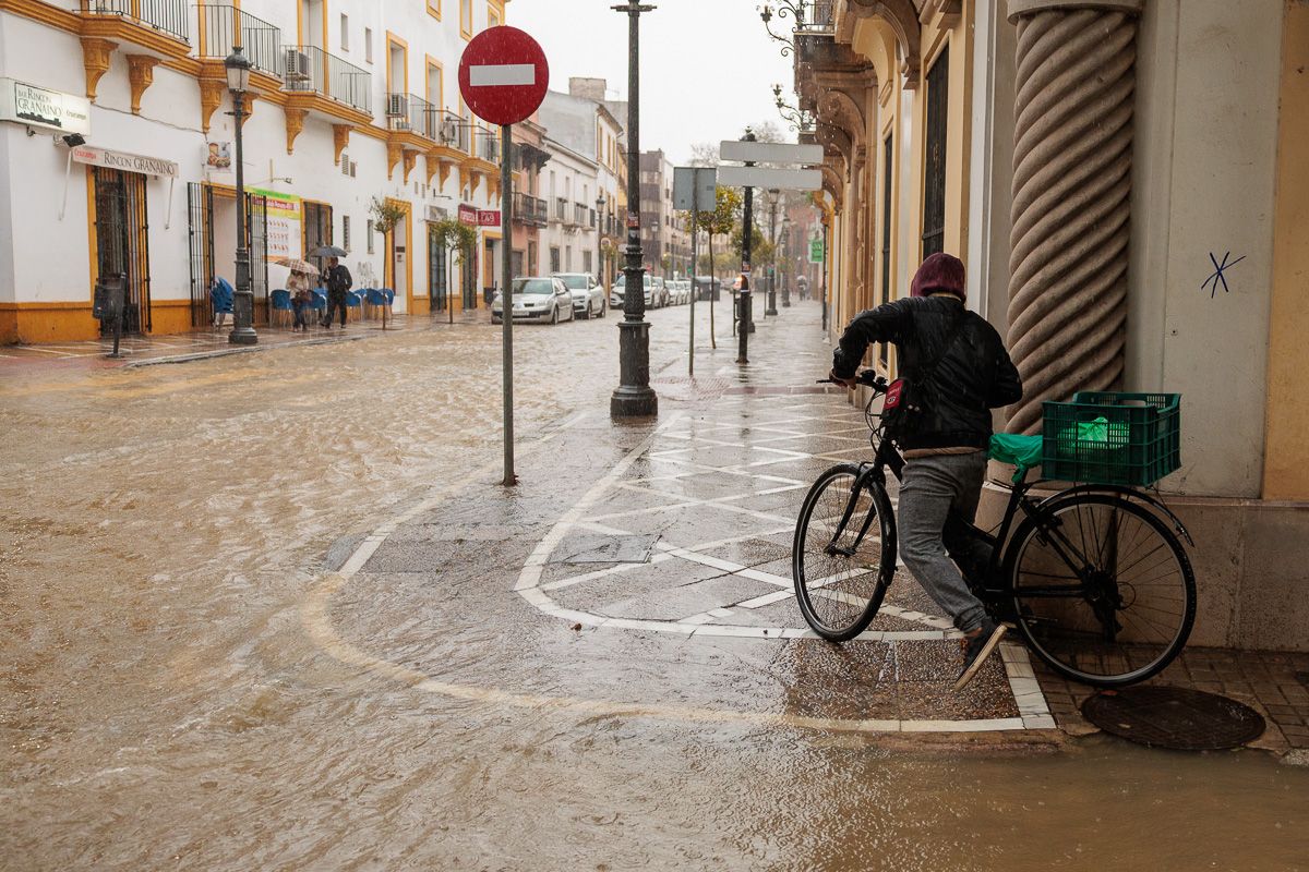 La borrasca 'Konrad' inunda las calles Ancha y Porvera de Jerez 