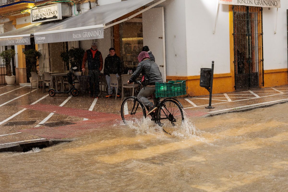 La borrasca 'Konrad' inunda las calles Ancha y Porvera de Jerez 