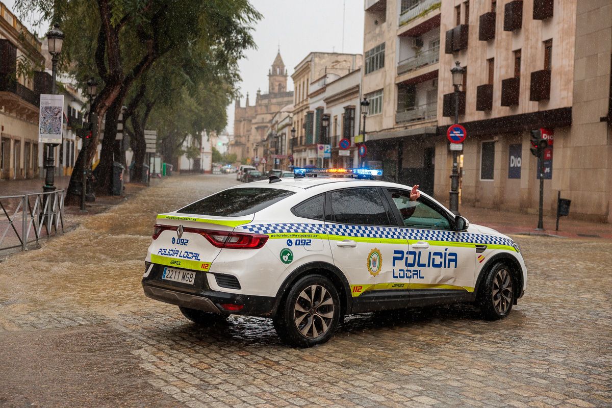 La borrasca 'Konrad' inunda las calles Ancha y Porvera de Jerez 