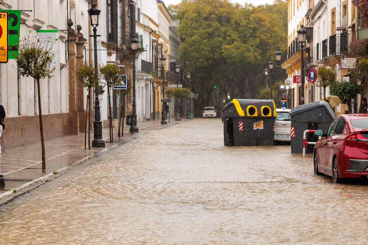 La borrasca 'Konrad' inunda las calles Ancha y Porvera de Jerez 
