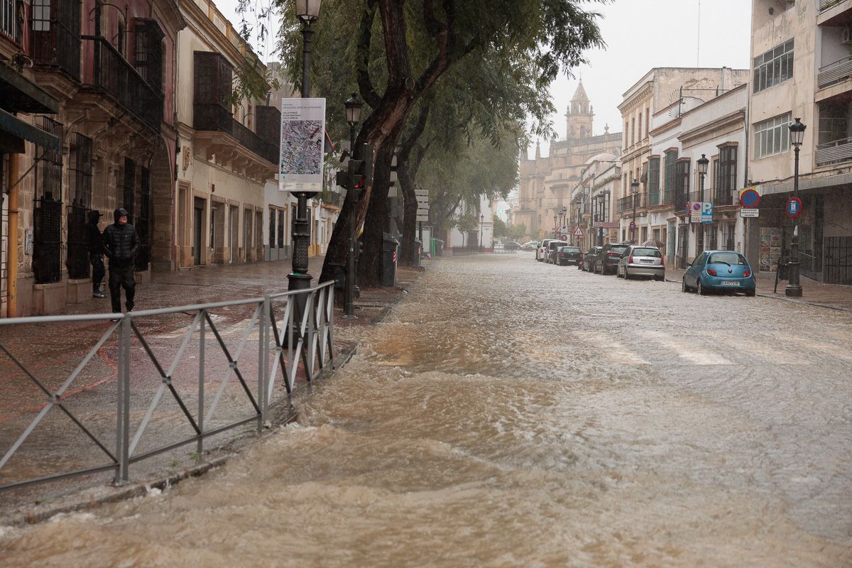 La borrasca 'Konrad' inunda las calles Ancha y Porvera de Jerez 