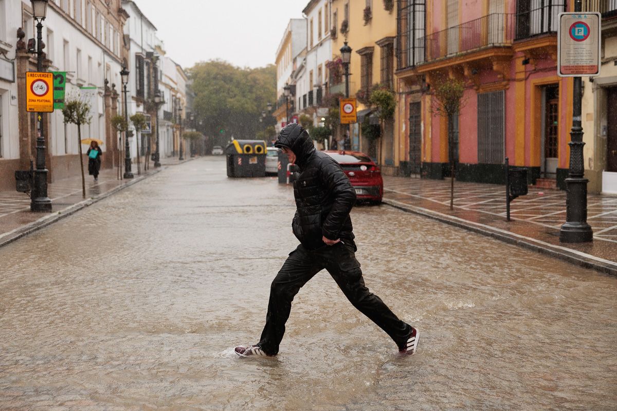 La borrasca 'Konrad' inunda las calles Ancha y Porvera de Jerez.