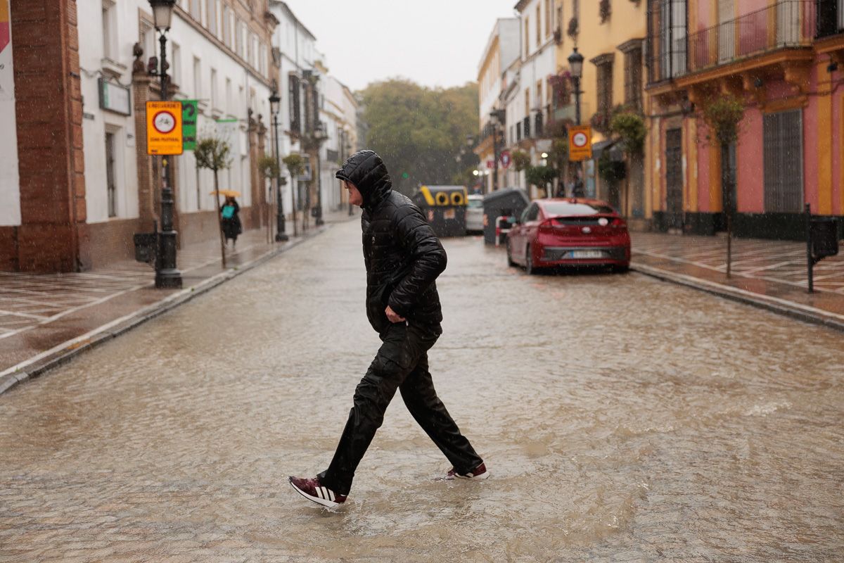 La borrasca 'Konrad' inunda las calles Ancha y Porvera de Jerez 