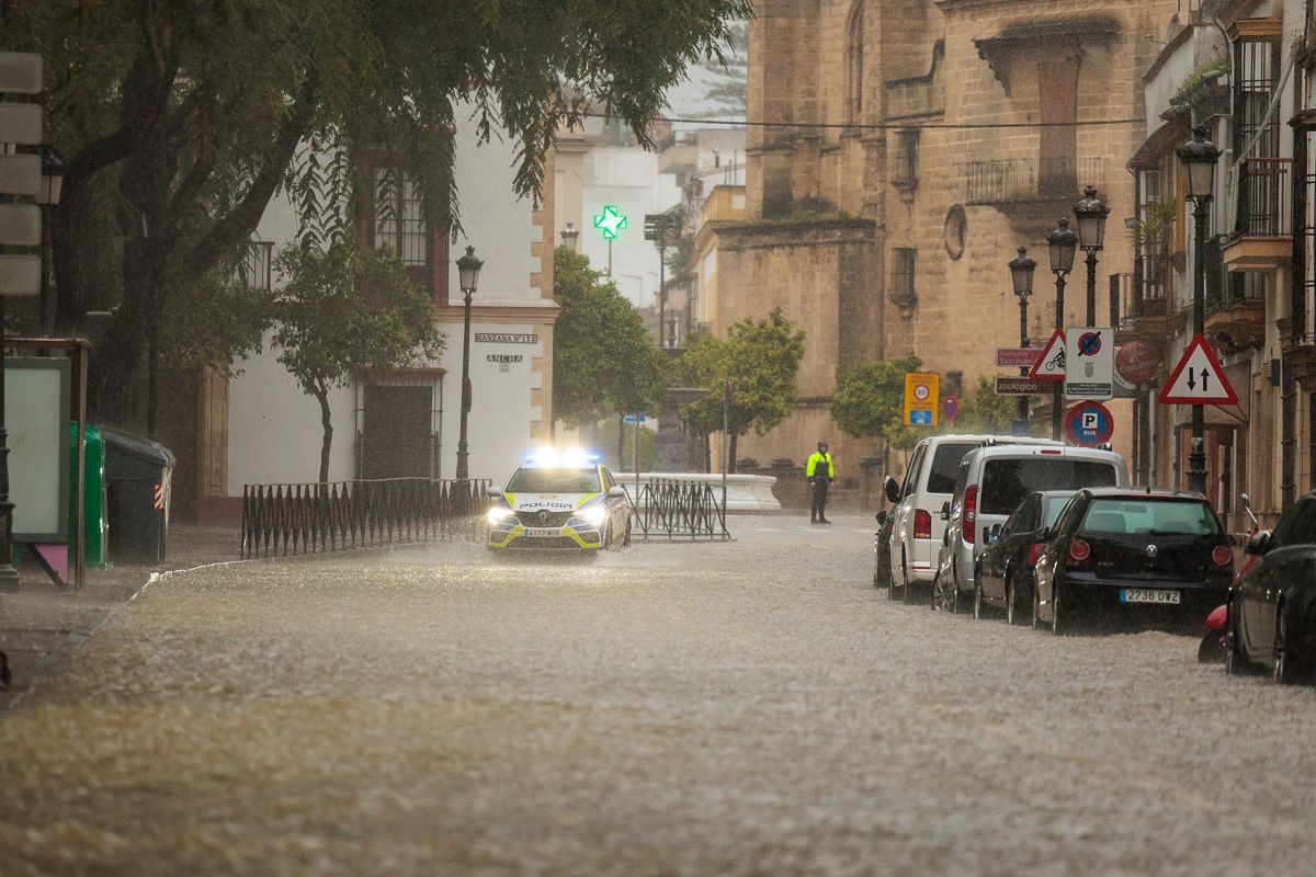 La borrasca 'Konrad' inunda las calles Ancha y Porvera de Jerez 