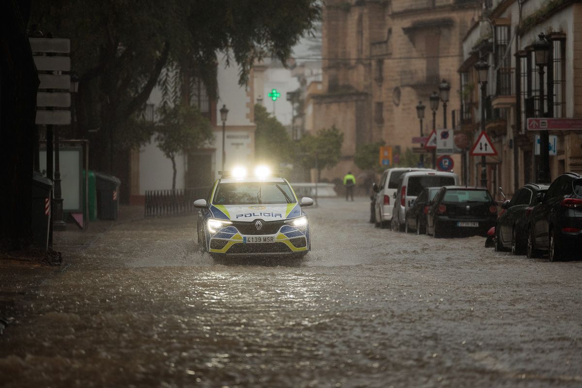 La borrasca 'Konrad' inunda las calles Ancha y Porvera de Jerez 