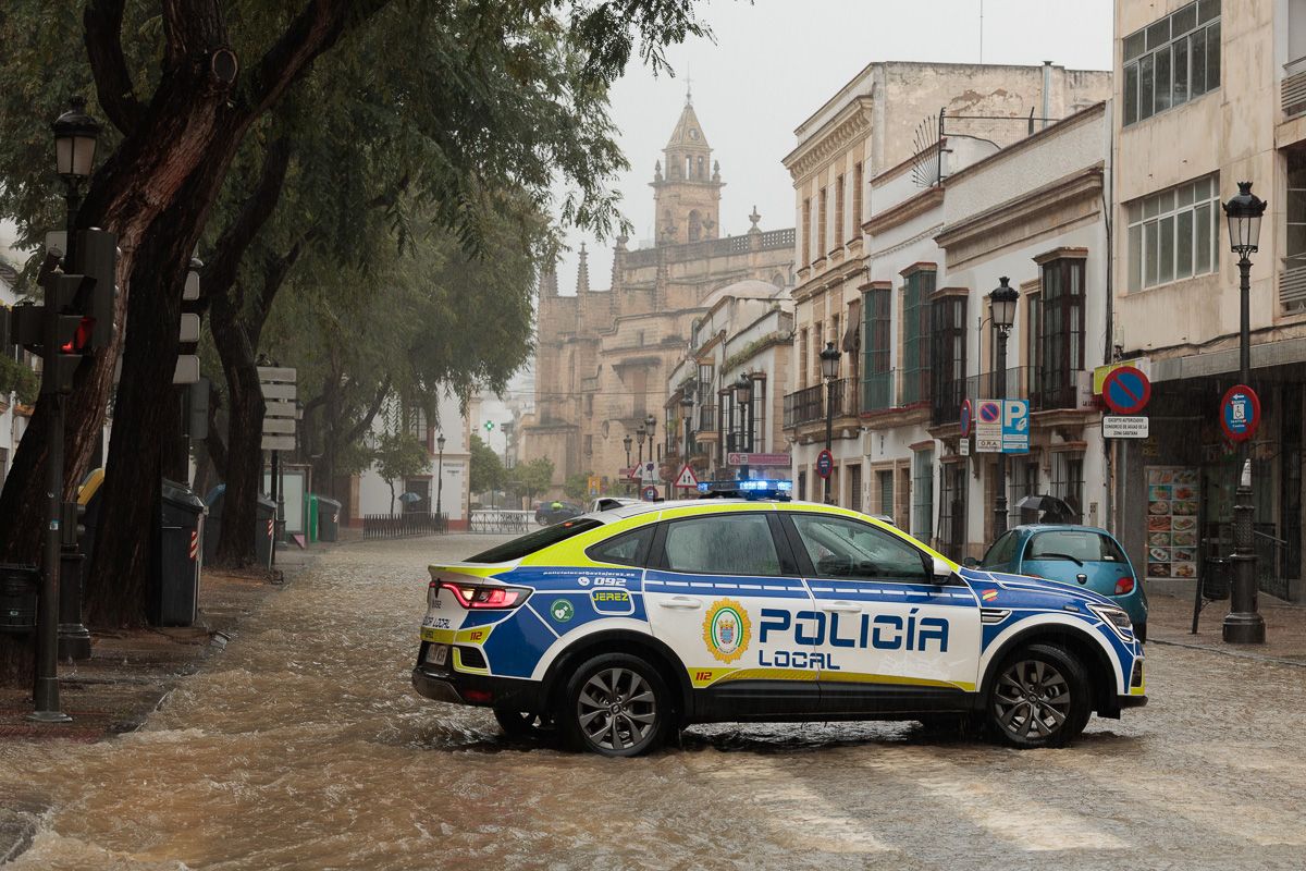 La borrasca 'Konrad' inunda las calles Ancha y Porvera de Jerez 