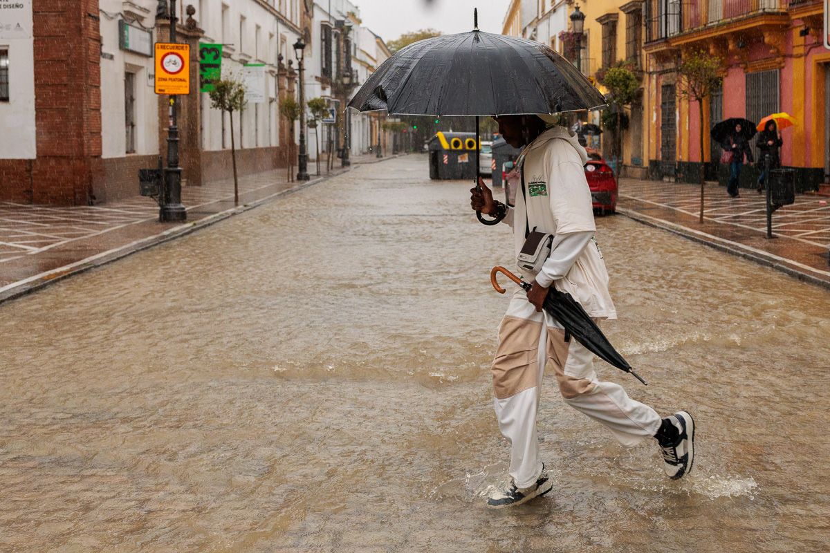 La borrasca 'Konrad' inunda las calles Ancha y Porvera de Jerez.