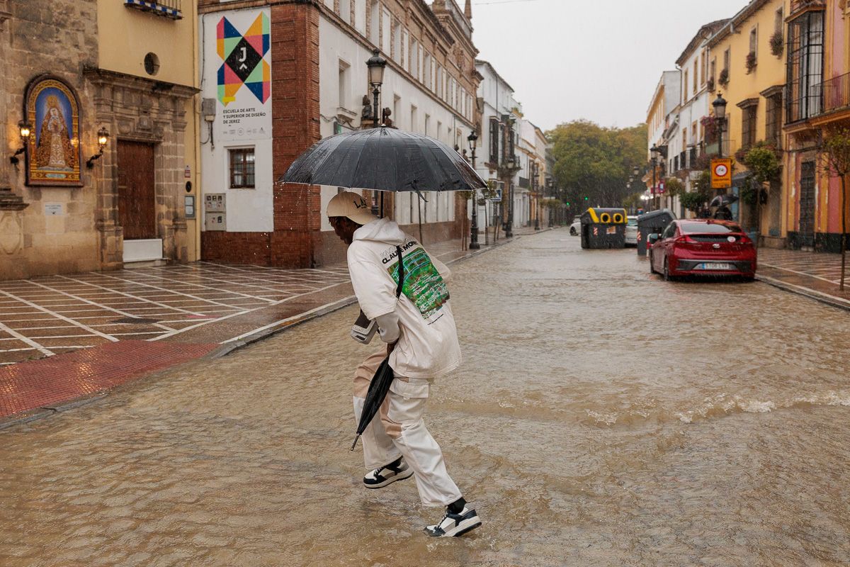 La borrasca 'Konrad' inunda las calles Ancha y Porvera de Jerez 