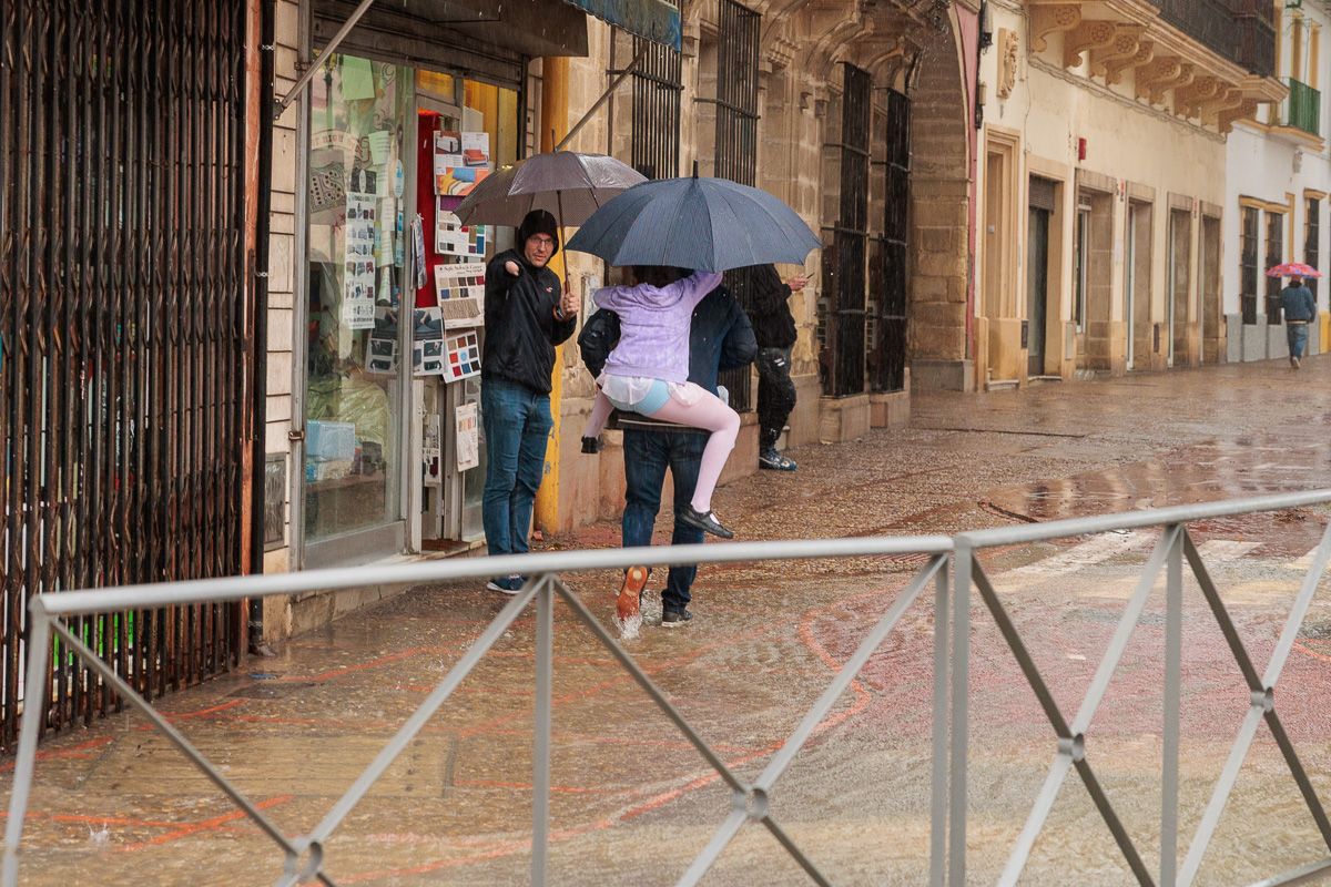La borrasca 'Konrad' inunda las calles Ancha y Porvera de Jerez 