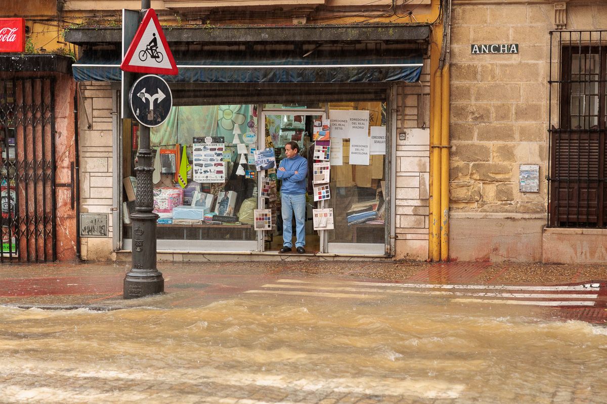 La borrasca 'Konrad' inunda las calles Ancha y Porvera de Jerez 