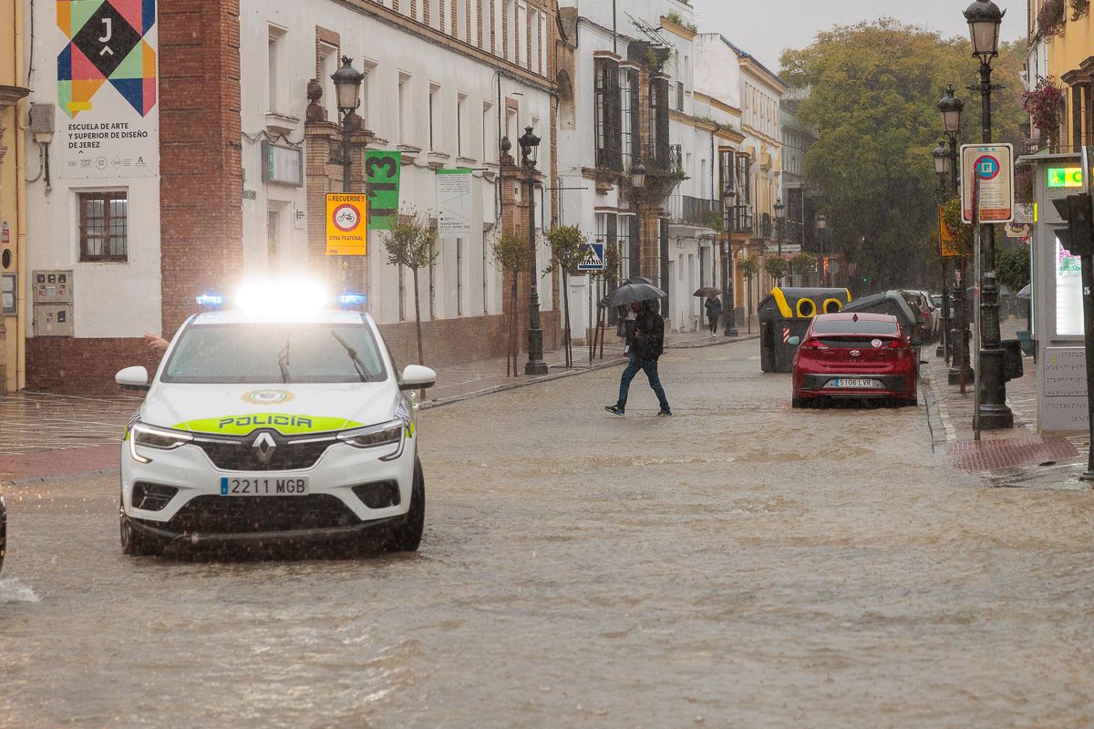 Inundaciones en las calles Ancha y Porvera de Jerez, en una imagen de archivo.