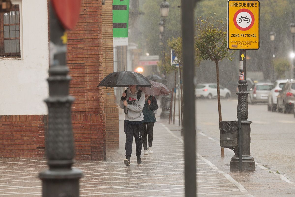 La borrasca 'Konrad' inunda las calles Ancha y Porvera de Jerez 