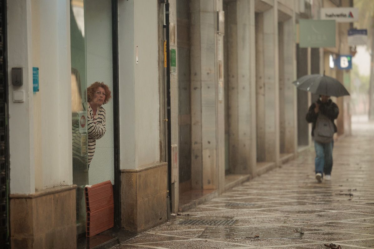 La borrasca 'Konrad' inunda las calles Ancha y Porvera de Jerez.