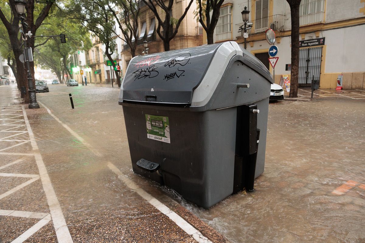 La borrasca 'Konrad' inunda las calles Ancha y Porvera de Jerez 