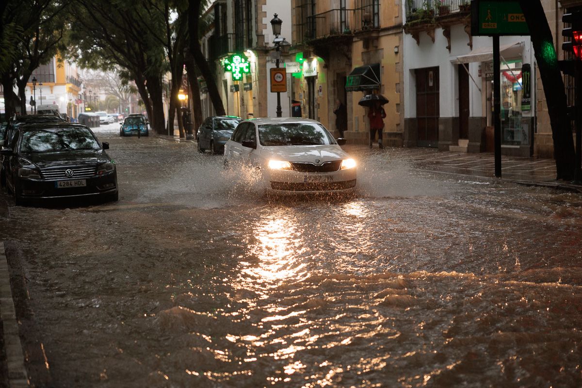 La borrasca 'Konrad' inunda las calles Ancha y Porvera de Jerez.