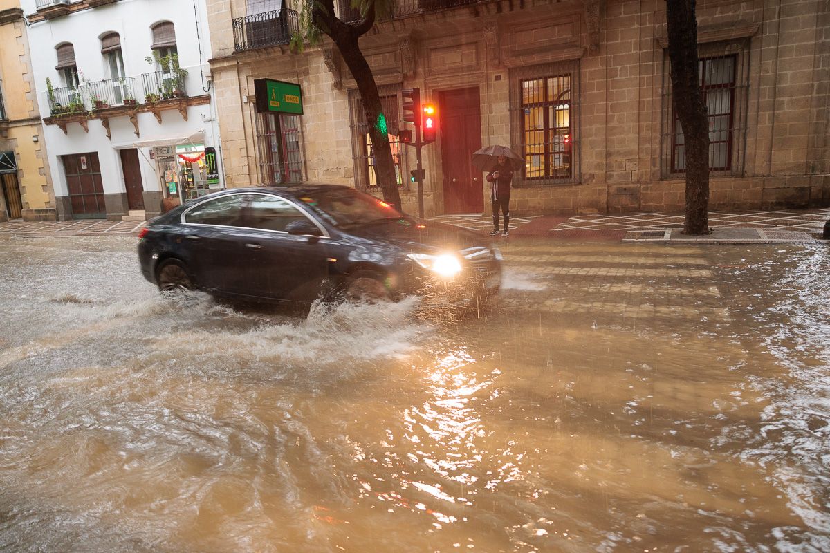 La borrasca 'Konrad' inunda las calles Ancha y Porvera de Jerez 