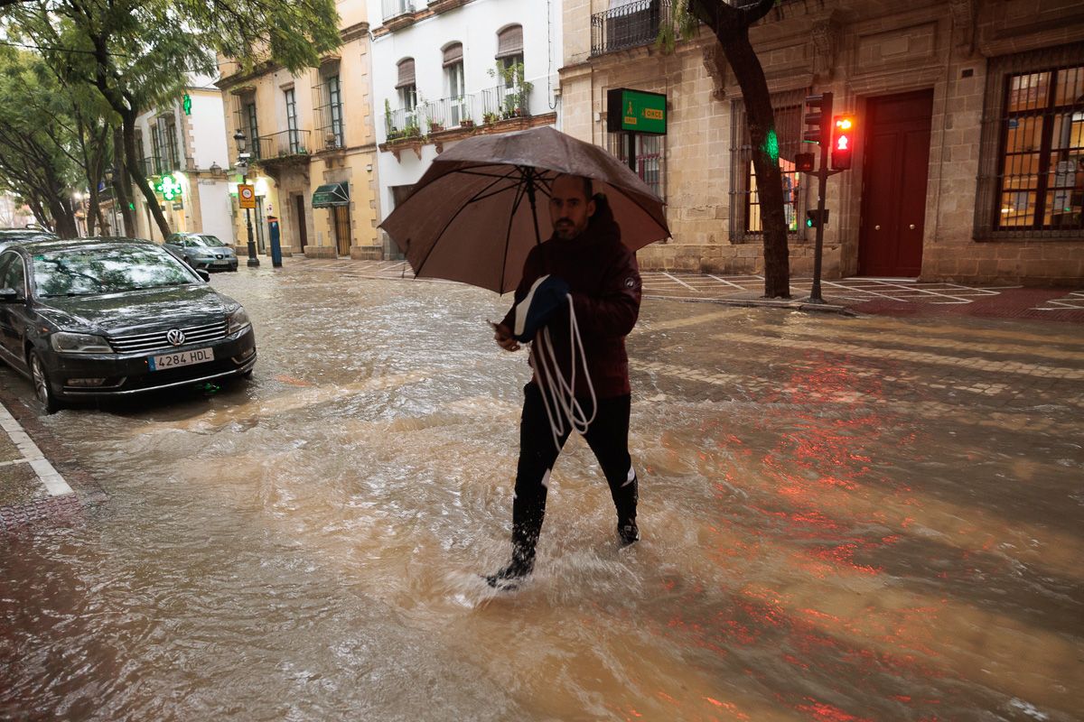 La borrasca 'Konrad' inunda las calles Ancha y Porvera de Jerez 