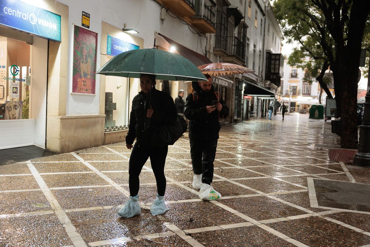 La borrasca 'Konrad' inunda las calles Ancha y Porvera de Jerez 