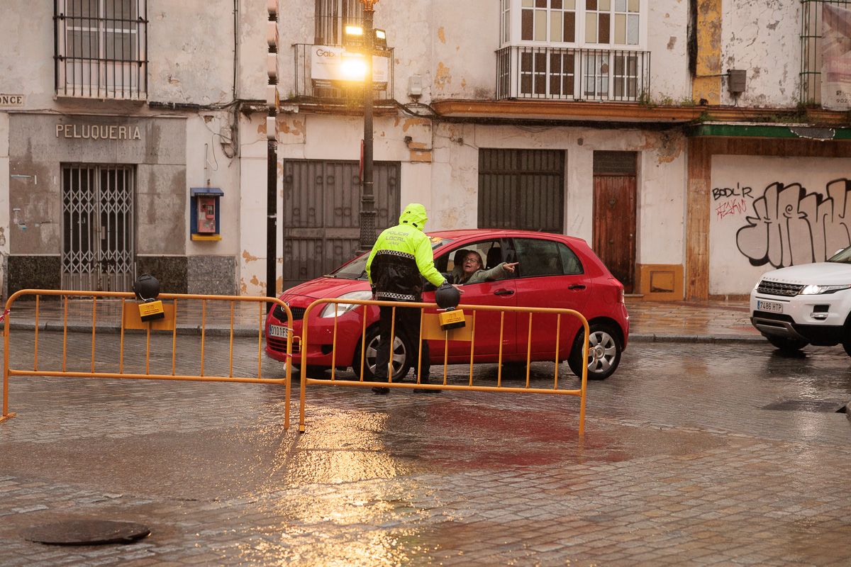 La borrasca 'Konrad' inunda las calles Ancha y Porvera de Jerez 