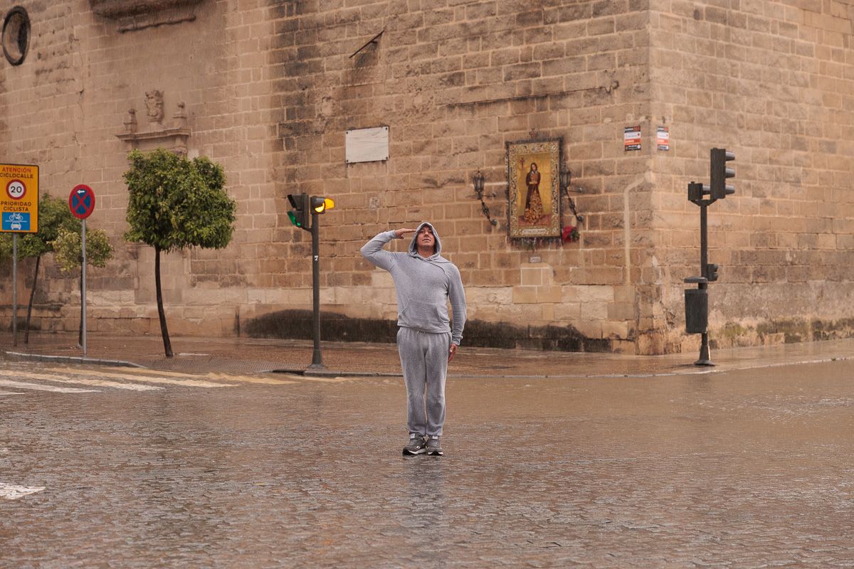 La borrasca 'Konrad' inunda las calles Ancha y Porvera de Jerez 