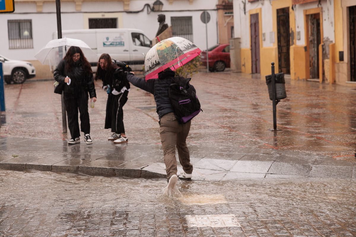 La borrasca 'Konrad' inunda las calles Ancha y Porvera de Jerez 