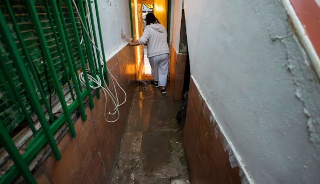 Retirada de agua de un patio de una vivienda de la carretera de El Calvario.